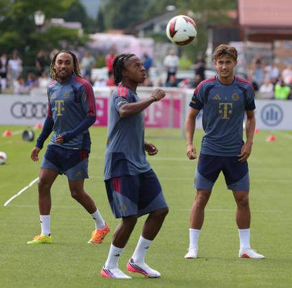 27.07.2026, FC Bayern Muenchen, Trainingslager am Tegernsee , Fussball, im Bild: Sacha Boey (FC Bayern Muenchen), Wisdom Mike (FC Bayern Muenchen) und Tom Bischof (FC Bayern Muenchen) *** July 27, 2026, FC Bayern Munich, training camp at Lake Tegernsee, soccer, sports, pictured: Sacha Boey (FC Bayern Munich), Wisdom Mike (FC Bayern Munich), and Tom Bischof (FC Bayern Munich)