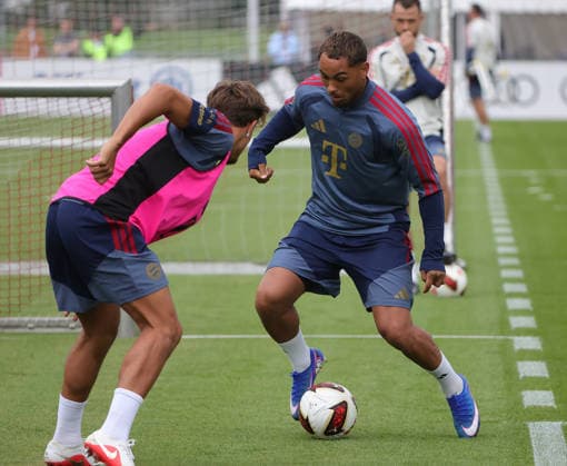 27.07.2026, FC Bayern Muenchen, Trainingslager am Tegernsee , Fussball, im Bild: Tom Bischof (FC Bayern Muenchen) vs Armindo Sieb (FCB) *** July 27, 2026, FC Bayern Munich, Training Camp at Lake Tegernsee, Soccer, Sports, Pictured: Tom Bischof, FC Bayern Munich vs. Armindo Sieb, FCB