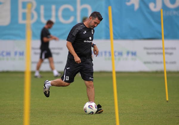 Fussball, Herren, Regionalliga Bayern, Saison 2026 2027, TSV 1860 München, Training Alper Kayabunar, Trainer (TSV 1860 München) spielt einen Ball, Schuss *** Soccer, Men s, Bavarian Regional League, 2026–2027 Season, TSV 1860 Munich, Alper Kayabunar in training, TSV 1860 Munich coach kicks a ball, shot