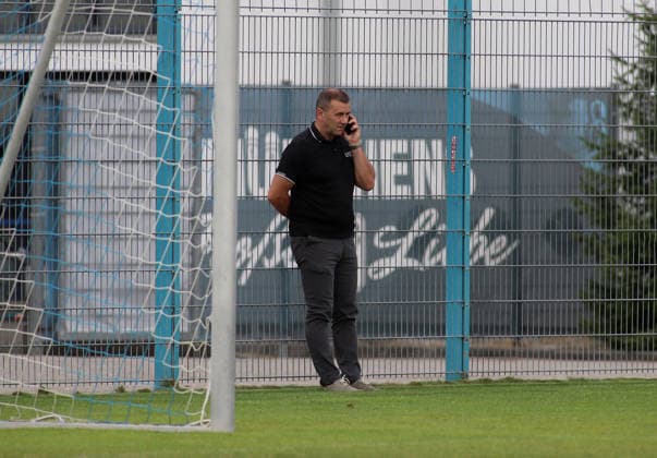Fussball, Herren, Regionalliga Bayern, Saison 2026 2027, TSV 1860 München, Training Manfred Paula, Geschäftsführer (TSV 1860 München) beim Telefonieren, am Telefon, stehend auf dem Trainingsplatz *** Soccer, Men s, Bavarian Regional League, 2026–2027 Season, TSV 1860 Munich, Training Session with Manfred Paula, Managing Director of TSV 1860 Munich, on the phone, standing on the training field