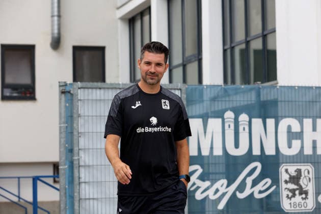 Fussball, Herren, Regionalliga Bayern, Saison 2026 2027, TSV 1860 München, Training Alper Kayabunar, Trainer (TSV 1860 München) auf dem Weg zum Trainingsplatz *** Soccer, Men s, Bavarian Regional League, 2026–2027 Season, TSV 1860 Munich, Alper Kayabunar at practice, TSV 1860 Munich coach on his way to the practice field