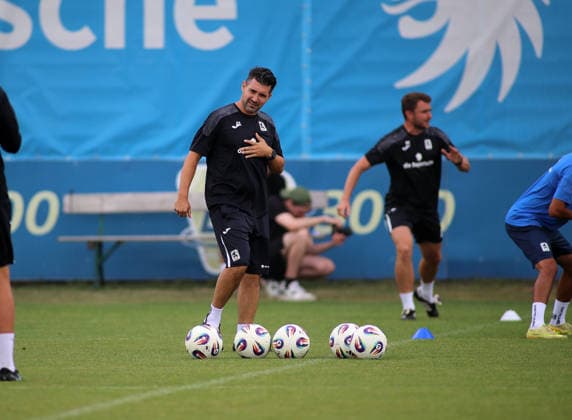 Fussball, Herren, Regionalliga Bayern, Saison 2026 2027, TSV 1860 München, Training Alper Kayabunar, Trainer (TSV 1860 München) stehend auf dem Platz mit einigen Bällen am Boden und der Hand auf dem Herz *** Soccer, Men s, Bavarian Regional League, 2026–2027 Season, TSV 1860 Munich, Alper Kayabunar at practice; the TSV 1860 Munich coach standing on the field with several balls on the ground and his hand on his heart