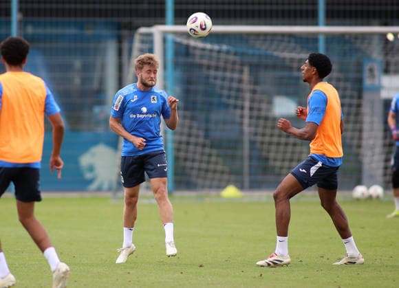 Fussball, Herren, Regionalliga Bayern, Saison 2026 2027, TSV 1860 München, Training Matthew Collins (TSV 1860 München) mit einem Kopfball im Trainingsspiel *** Soccer, Men s, Bavarian Regional League, 2026–2027 Season, TSV 1860 Munich, Training: Matthew Collins of TSV 1860 Munich scores with a header in a practice match