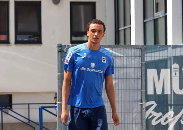 Fussball, Herren, Regionalliga Bayern, Saison 2026 2027, TSV 1860 München, Training Samuel Althaus (TSV 1860 München) auf dem Weg zum Trainingsplatz *** Soccer, Men s, Bavarian Regional League, 2026–2027 Season, TSV 1860 Munich, Training: Samuel Althaus of TSV 1860 Munich on his way to the practice field