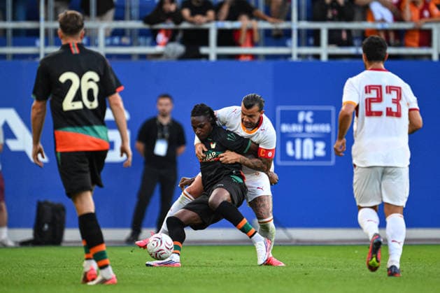 Galatasaray v Venezia FC - Friendly LINZ, AUSTRIA - JULY 27: Abdulkerim Bardakci (2nd R) of Galatasaray in action during a pre-season friendly match between Galatasaray and Italy s Venezia FC at Hofmann Personal Stadion in Linz, Austria, on July 27, 2026. Akin Celiktas Anadolu Linz Austria. Editorial use only. Please get in touch for any other usage.  Copyright: x2026xAnadoluxAkinxCeliktasx
