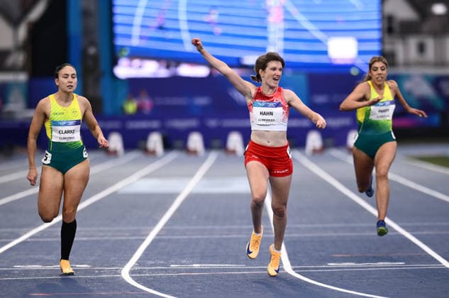 COM26 ATHLETICS, Australians Rhiannon Clarke (L) and Ella Pardy (R) are seen as Sophie Hahn of England wins the 100m T38 Final during the Glasgow 2026 Commonwealth Games at Scotstoun Stadium in Glasgow, Scotland, Monday, July 27, 2026. ( NO ARCHIVING, EDITORIAL USE ONLY Glasgow United Kingdom  Copyright: xJOELxCARRETTx 20260728145729784757