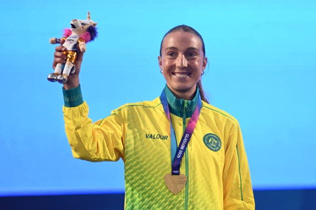 COM26 ATHLETICS, Rose Davies of Australia celebrates on the podium after winning the Women™s 10000m Final during the Glasgow 2026 Commonwealth Games at Scotstoun Stadium in Glasgow, Scotland, Monday, July 27, 2026. ( NO ARCHIVING, EDITORIAL USE ONLY Glasgow United Kingdom  Copyright: xJOELxCARRETTx 20260728111385082258