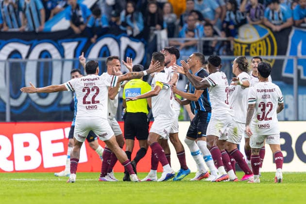 RECORD DATE NOT STATED 26th July 2026, Arena do Gremio Stadium, Porto Alegre, Brazil; Serie A Football; Gremio versus Fluminense; Players of Fluminense complain to the FIFA referee Edina Alves Batista RichardxDucker DiaEsportivo