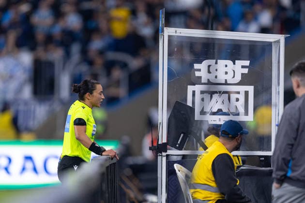 RECORD DATE NOT STATED 26th July 2026, Arena do Gremio Stadium, Porto Alegre, Brazil; Serie A Football; Gremio versus Fluminense; FIFA Referee Edina Alves Batista checks the VAR RichardxDucker DiaEsportivo