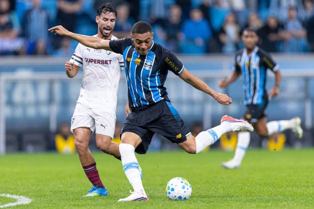 RECORD DATE NOT STATED 26th July 2026, Arena do Gremio Stadium, Porto Alegre, Brazil; Serie A Football; Gremio versus Fluminense; Carlos Vin& xed;cius of Gremio battles for possession ball with Matheus Martinelli of Fluminense, RichardxDucker DiaEsportivo