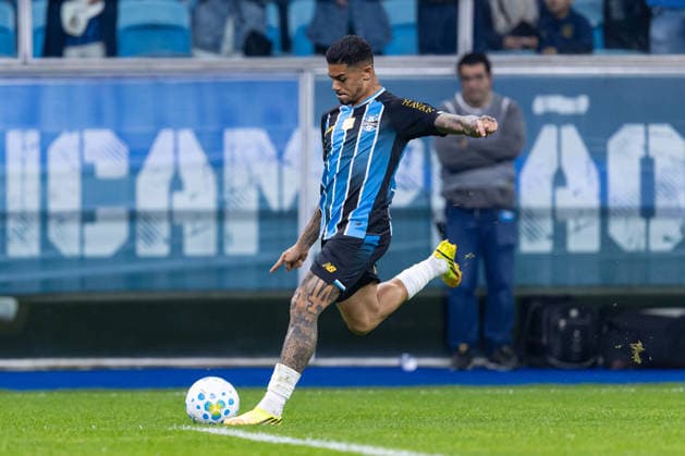 RECORD DATE NOT STATED 26th July 2026, Arena do Gremio Stadium, Porto Alegre, Brazil; Serie A Football; Gremio versus Fluminense; Diego Caito of Gremio cross the ball into the box RichardxDucker DiaEsportivo