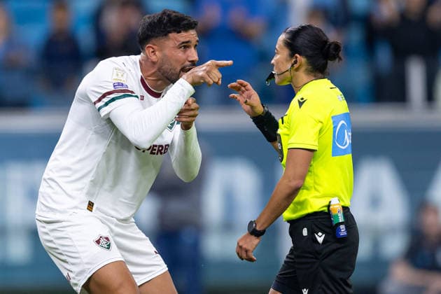 RECORD DATE NOT STATED 26th July 2026, Arena do Gremio Stadium, Porto Alegre, Brazil; Serie A Football; Gremio versus Fluminense; Ignacio of Fluminense complain to the FIFA Referee Edina Alves Batista RichardxDucker DiaEsportivo