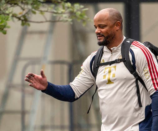 27.07.2026, Fussball Bundesliga 2026 2027, Trainingslager FC Bayern München in Rottach-Egern am Tegernsee (Bayern). Trainer Vincent Kompany (FC Bayern München) kommt mit dem Fahrrad zum Training, anscheinend hatte er eine Panne mit der Fahrradkette, die Finger seiner Hand sind alle ölig schwarz. *** July 27, 2026, 2026–2027 Bundesliga season, FC Bayern Munich training camp in Rottach-Egern on Lake Tegernsee. Bayern coach Vincent Kompany arrives at training on his bike; apparently, his bike chain broke, and his fingers are all covered in black grease.