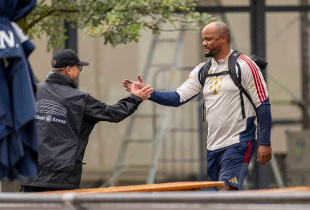 27.07.2026, Fussball Bundesliga 2026 2027, Trainingslager FC Bayern München in Rottach-Egern am Tegernsee (Bayern). Trainer Vincent Kompany (FC Bayern München) kommt mit dem Fahrrad zum Training, anscheinend hatte er eine Panne mit der Fahrradkette, die Finger seiner Hand sind alle ölig schwarz. *** July 27, 2026, 2026–2027 Bundesliga season, FC Bayern Munich training camp in Rottach-Egern on Lake Tegernsee. Bayern coach Vincent Kompany arrives at training on his bike; apparently, his bike chain broke, and his fingers are all covered in black grease.