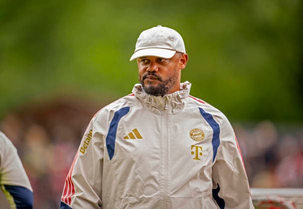 27.07.2026, Fussball Bundesliga 2026 2027, Trainingslager FC Bayern München in Rottach-Egern am Tegernsee (Bayern). Trainer Vincent Kompany (FC Bayern München) nachdenklich *** July 27, 2026, 2026–2027 Bundesliga, FC Bayern Munich training camp in Rottach Egern on Lake Tegernsee; Bayern coach Vincent Kompany looks pensive