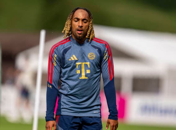 27.07.2026, Fussball Bundesliga 2026 2027, Trainingslager FC Bayern München in Rottach-Egern am Tegernsee (Bayern). Sacha Boey (FC Bayern München) nachdenklich *** July 27, 2026, 2026–2027 Bundesliga, FC Bayern Munich training camp in Rottach Egern on Lake Tegernsee, Bavaria; Sacha Boey, FC Bayern Munich, pensive