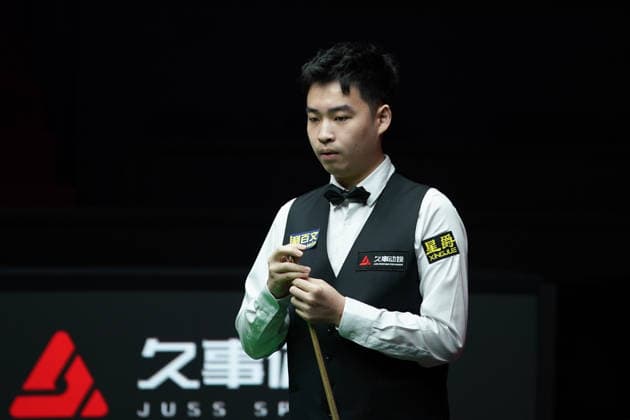 SHANGHAI, CHINA - JULY 28: Si Jiahui of China chalks the cue in the first round match against Pang Junxu of China on day 2 of the Shanghai Masters 2026 at Luwan Gymnasium on July 28, 2026 in Shanghai, China.  Copyright: xTaixChengzhex 111656812762