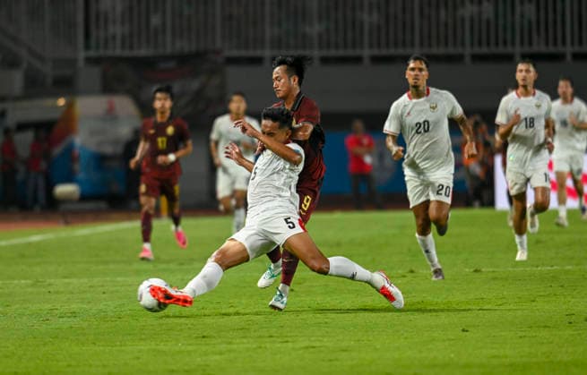 (260728) -- BOGOR, July 28, 2026 -- Rizky Ridho Ramadhani (Front L) of Indonesia vies with Chanthea Sieng (Front R) of Cambodia during the Group A match between Indonesia and Cambodia of the ASEAN Championship 2026 at Pakansari Stadium in Bogor, Indonesia, July 27, 2026. ) (SP)INDONESIA-BOGOR-FOOTBALL-ASEAN CHAMPIONSHIP CUP 2026-GROUP A-INA VS CAM Zulkarnain 