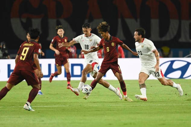 (260728) -- BOGOR, July 28, 2026 -- Ivar Jenner (3rd R) of Indonesia vies with Yudai Ogawa of Cambodia during the Group A match between Indonesia and Cambodia of the ASEAN Championship 2026 at Pakansari Stadium in Bogor, Indonesia, July 27, 2026. ) (SP)INDONESIA-BOGOR-FOOTBALL-ASEAN CHAMPIONSHIP CUP 2026-GROUP A-INA VS CAM Zulkarnain 