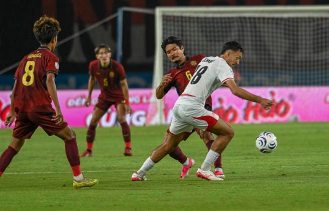 (260728) -- BOGOR, July 28, 2026 -- Ivar Jenner (1st R) of Indonesia vies with Yudai Ogawa (2nd R) of Cambodia during the Group A match between Indonesia and Cambodia of the ASEAN Championship 2026 at Pakansari Stadium in Bogor, Indonesia, July 27, 2026. ) (SP)INDONESIA-BOGOR-FOOTBALL-ASEAN CHAMPIONSHIP CUP 2026-GROUP A-INA VS CAM Zulkarnain 