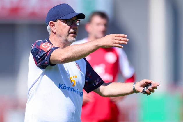 Trainer Urs Fischer (1. FSV Mainz 05) gestikuliert, Tag 2, Trainingslager 1. FSV Mainz 05, Sportzentrum am 28. July 2026 in Wörgl, Österreich. (Foto von Marco Steinbrenner DeFodi Images) Trainer Urs Fischer (1. FSV Mainz 05) gestures, Tag 2, Trainingslager 1. FSV Mainz 05, Sportzentrum, July 28, 2026 in Wörgl, Austria. (Photo by Marco Steinbrenner DeFodi Images) - *** Coach Urs Fischer of 1. FSV Mainz 05 gestures, Day 2, 1. FSV Mainz 05 training camp, Sports Center on July 28, 2026, in Wörgl, Austria Photo by Marco Steinbrenner DeFodi Images Coach Urs Fischer of 1. FSV Mainz 05 gestures, Day 2, 1. FSV Mainz 05 training camp, Sports Center, July 28, 2026, in Wörgl, Austria. Photo by Marco Steinbrenner, DeFodi Images