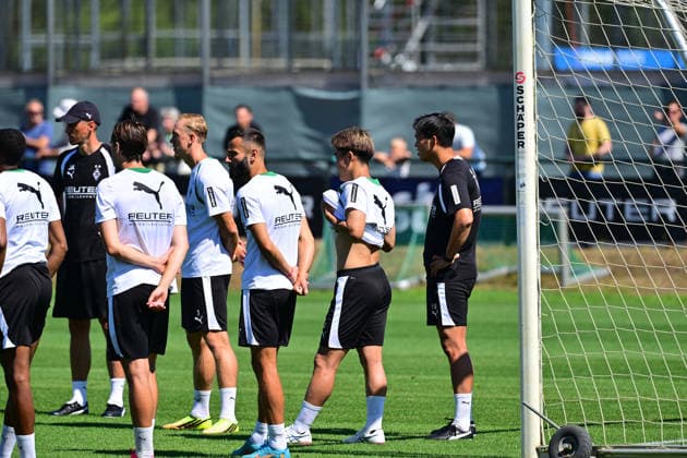 28.07.2026; Moenchengladbach; Fussball, Herren, Saison 2026 2027, Training Borussia Moenchengladbach Zento Uno (Gladbach, 2. v. re.) bei der Trainingsansprache mit Dolmetscher Atsushi Waki, re. DFL regulations prohibit any use of photographs as image sequences and or quasi-video. ista-Borussia-Park NRW Deutschland *** July 28, 2026, Mönchengladbach Soccer, Men s Team, 2026–2027 season, Borussia Mönchengladbach training at Zento Uno Gladbach, 2nd from the right during the pre-training talk with interpreter Atsushi Waki, right. DFL regulations prohibit any use of photographs as image sequences and or quasi-video content. Borussia Park, NRW, Germany