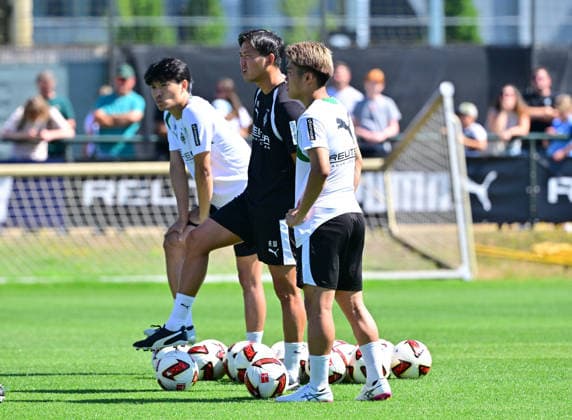 28.07.2026; Moenchengladbach; Fussball, Herren, Saison 2026 2027, Training Borussia Moenchengladbach v. li. Shuto Machino (Gladbach), Dolmetscher Atsushi Waki, Zento Uno (Gladbach) DFL regulations prohibit any use of photographs as image sequences and or quasi-video. ista-Borussia-Park NRW Deutschland *** July 28, 2026, Mönchengladbach Soccer, Men s, 2026–2027 season, Borussia Mönchengladbach training: from left, Shuto Machino (Gladbach), interpreter Atsushi Waki, Zento Uno (Gladbach). DFL regulations prohibit any use of photographs as image sequences and or quasi-video content at Borussia Park, NRW, Germany.