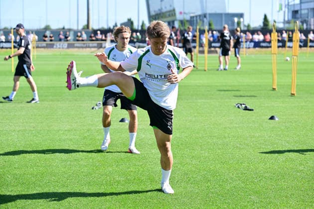 28.07.2026; Moenchengladbach; Fussball, Herren, Saison 2026 2027, Training Borussia Moenchengladbach Zento Uno (Gladbach) erstmals auf dem Trainingsplatz; im Hintergrund links Hugo Bolin (Gladbach) DFL regulations prohibit any use of photographs as image sequences and or quasi-video. ista-Borussia-Park NRW Deutschland *** July 28, 2026, Mönchengladbach Soccer, Men s, 2026–2027 season, Borussia Mönchengladbach training session at Zento Uno Gladbach—first time on the training field; Hugo Bolin in the background on the left. Gladbach. DFL regulations prohibit any use of photographs as image sequences and or quasi-video content. Borussia Park, North Rhine-Westphalia, Germany