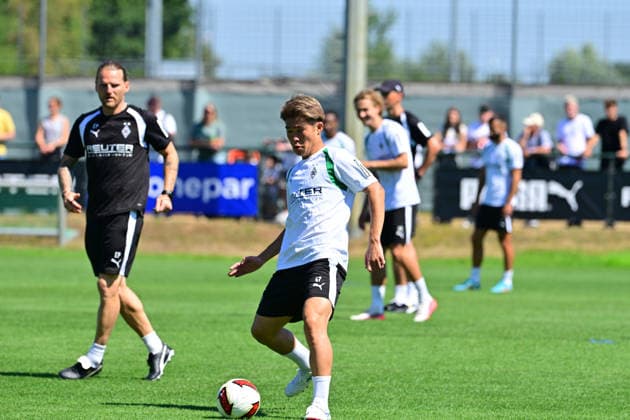 28.07.2026; Moenchengladbach; Fussball, Herren, Saison 2026 2027, Training Borussia Moenchengladbach Neuzugang Zento Uno (Gladbach)erstmals auf dem Trainingsplatz; Eugen Polanski (Trainer Gladbach, im Hintergrund links) schaut genau hin DFL regulations prohibit any use of photographs as image sequences and or quasi-video. ista-Borussia-Park NRW Deutschland *** July 28, 2026, Mönchengladbach Soccer, Men s, 2026–2027 season, Borussia Mönchengladbach training session: New signing Zento Uno makes his first appearance on the training field. Eugen Polanski, Gladbach’s coach, is looking closely in the background on the left. DFL regulations prohibit any use of photographs as image sequences and or quasi-video. Borussia Park, NRW, Germany