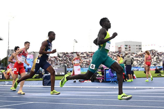 COM26 ATHLETICS, Peter Bol of Australia (right) competes in the Men s Men s 800m Heats during the Glasgow 2026 Commonwealth Games at Scotstoun Stadium in Glasgow, Scotland, Tuesday, July 28, 2026. ( NO ARCHIVING, EDITORIAL USE ONLY Glasgow United Kingdom  Copyright: xJOELxCARRETTx 20260728195464951908