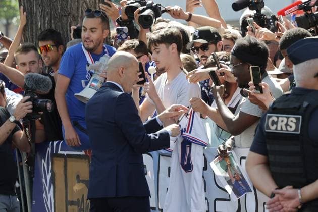 ZINEDINE ZIDANE A LA FFF PHOTOPQR LE PARISIEN LP Philippe Lavieille (Staff) ; PARIS ; 28 07 2026 ; Crédit : Le Parisien Philippe Lavieille Conférence de presse à la FFF de Zinedine Zidane nouveau selectionneur de l Equipe de France de Football au coté du Président de la Federation Française de Football au siège de la FFF Bd de Grenelle. Il est venu saluer les fans qui devant le siège attendait sa venue.Z French international football player Zinedine Zidane greets fans as he leaves after a press conference, PK, Pressekonferenz to present him as the new head coach of France national football team at the French Football Federation headquarters (FFF) in Paris on July 28, 2026. *** Local Caption *** EQUIPE DE FRANCE FOOTBALL PARIS 75 France  Copyright: xPHOTOPQR LExPARISIEN MAXPPPxx 20260728LPA5555 20260728LPA5555