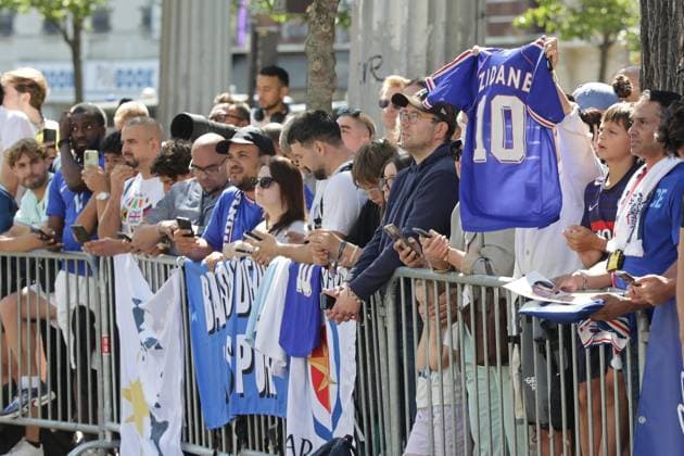 ZINEDINE ZIDANE A LA FFF PHOTOPQR LE PARISIEN LP Philippe Lavieille (Staff) ; PARIS ; 28 07 2026 ; Crédit : Le Parisien Philippe Lavieille Conférence de presse à la FFF de Zinedine Zidane nouveau selectionneur de l Equipe de France de Football au coté du Président de la Federation Française de Football au siège de la FFF Bd de Grenelle. Il est venu saluer les fans qui devant le siège attendait sa venue.Z French international football player Zinedine Zidane greets fans as he leaves after a press conference, PK, Pressekonferenz to present him as the new head coach of France national football team at the French Football Federation headquarters (FFF) in Paris on July 28, 2026. *** Local Caption *** EQUIPE DE FRANCE FOOTBALL PARIS 75 France  Copyright: xPHOTOPQR LExPARISIEN MAXPPPxx 20260728LPA5558 20260728LPA5558