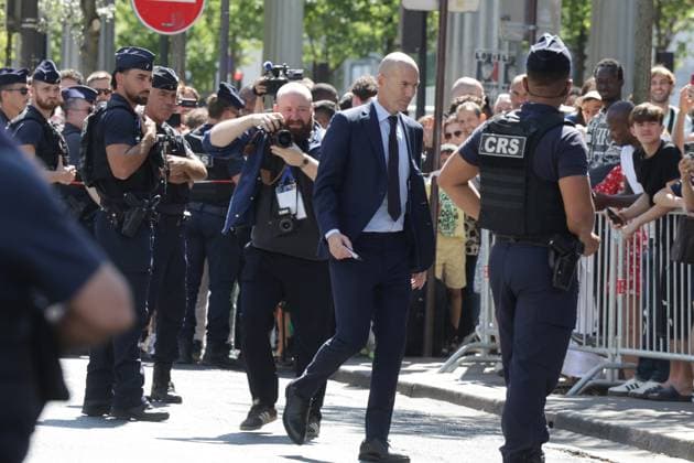 ZINEDINE ZIDANE A LA FFF PHOTOPQR LE PARISIEN LP Philippe Lavieille (Staff) ; PARIS ; 28 07 2026 ; Crédit : Le Parisien Philippe Lavieille Conférence de presse à la FFF de Zinedine Zidane nouveau selectionneur de l Equipe de France de Football au coté du Président de la Federation Française de Football au siège de la FFF Bd de Grenelle. Il est venu saluer les fans qui devant le siège attendait sa venue.Z French international football player Zinedine Zidane greets fans as he leaves after a press conference, PK, Pressekonferenz to present him as the new head coach of France national football team at the French Football Federation headquarters (FFF) in Paris on July 28, 2026. *** Local Caption *** EQUIPE DE FRANCE FOOTBALL PARIS 75 France  Copyright: xPHOTOPQR LExPARISIEN MAXPPPxx 20260728LPA5573 20260728LPA5573