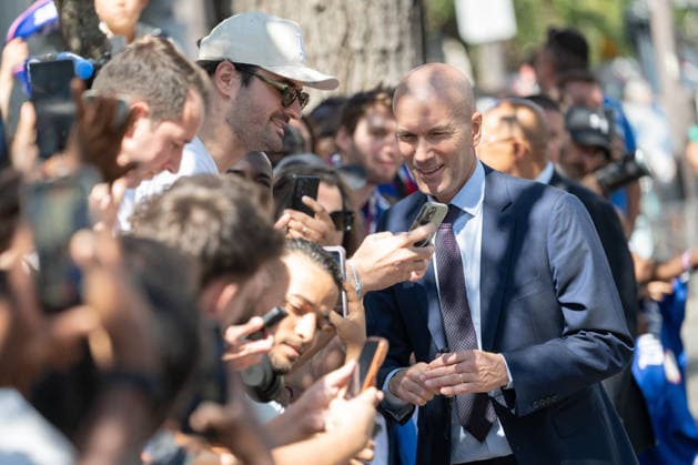 Zidane Meets Fans As The New Coach Of France Football national team, Nationalteam - Paris French international football player Zinedine Zidane greets and poses for selfies with fans as he leaves after a press conference, PK, Pressekonferenz to present him as the new head coach of France national football team at the French Football Federation headquarters (FFF) in Paris, France on July 28, 2026. The former France playmaker, who won the 1998 World Cup and the 2000 European Championship, EM, Europameisterschaft as a player, has been appointed head coach of the French national team, succeeding Didier Deschamps, the French Football Federation (FFF) announced. Zidane takes over from his former teammate Deschamps, who had been in charge since 2012; Deschamps tenure ended with a fourth-place finish at the 2026 World Cup, following a title win in 2018 and a final appearance in 2022. Photo by Alexis Jumeau ABACAPRESS.COM Paris France  Copyright: xJumeauxAlexis ABACAx