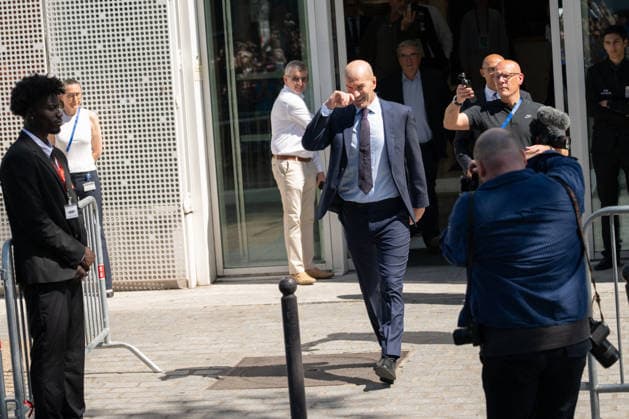 Zidane Meets Fans As The New Coach Of France Football national team, Nationalteam - Paris French international football player Zinedine Zidane greets and poses for selfies with fans as he leaves after a press conference, PK, Pressekonferenz to present him as the new head coach of France national football team at the French Football Federation headquarters (FFF) in Paris, France on July 28, 2026. The former France playmaker, who won the 1998 World Cup and the 2000 European Championship, EM, Europameisterschaft as a player, has been appointed head coach of the French national team, succeeding Didier Deschamps, the French Football Federation (FFF) announced. Zidane takes over from his former teammate Deschamps, who had been in charge since 2012; Deschamps tenure ended with a fourth-place finish at the 2026 World Cup, following a title win in 2018 and a final appearance in 2022. Photo by Alexis Jumeau ABACAPRESS.COM Paris France  Copyright: xJumeauxAlexis ABACAx