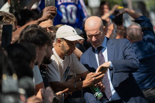 Zidane Meets Fans As The New Coach Of France Football national team, Nationalteam - Paris French international football player Zinedine Zidane greets and poses for selfies with fans as he leaves after a press conference, PK, Pressekonferenz to present him as the new head coach of France national football team at the French Football Federation headquarters (FFF) in Paris, France on July 28, 2026. The former France playmaker, who won the 1998 World Cup and the 2000 European Championship, EM, Europameisterschaft as a player, has been appointed head coach of the French national team, succeeding Didier Deschamps, the French Football Federation (FFF) announced. Zidane takes over from his former teammate Deschamps, who had been in charge since 2012; Deschamps tenure ended with a fourth-place finish at the 2026 World Cup, following a title win in 2018 and a final appearance in 2022. Photo by Alexis Jumeau ABACAPRESS.COM Paris France  Copyright: xJumeauxAlexis ABACAx
