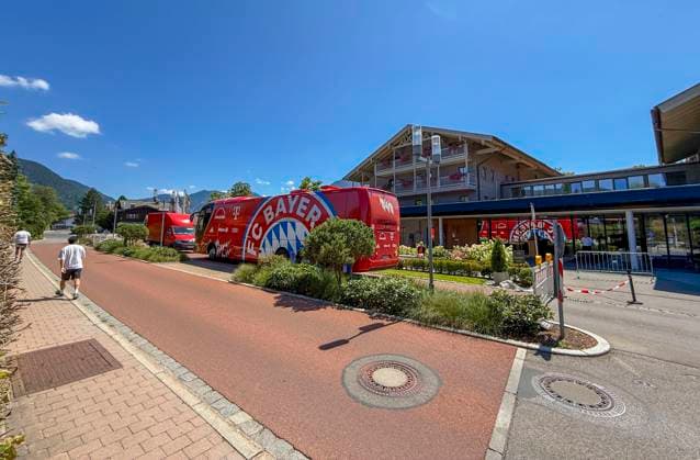 28.07.2026, Fussball Bundesliga 2026 2027, Trainingslager FC Bayern München in Rottach-Egern am Tegernsee (Bayern). Am Mannschaftshotel Parkhotel Egerner Höfe wurde eine Spur gesperrt für den parkenden Bayern-Mannschaftsbus, inklusive temporär aufgestellter Verkehrsampel. *** July 28, 2026, 2026–2027 Bundesliga season, FC Bayern Munich training camp in Rottach-Egern on Lake Tegernsee, Bavaria. At the team hotel, Parkhotel Egerner Höfe, a lane was closed to accommodate the parked Bayern team bus, including a temporarily installed traffic light.