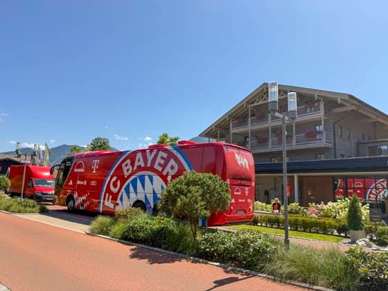 28.07.2026, Fussball Bundesliga 2026 2027, Trainingslager FC Bayern München in Rottach-Egern am Tegernsee (Bayern). Am Mannschaftshotel Parkhotel Egerner Höfe wurde eine Spur gesperrt für den parkenden Bayern-Mannschaftsbus, inklusive temporär aufgestellter Verkehrsampel. *** July 28, 2026, 2026–2027 Bundesliga season, FC Bayern Munich training camp in Rottach-Egern on Lake Tegernsee, Bavaria. At the team hotel, Parkhotel Egerner Höfe, a lane was closed to accommodate the parked Bayern team bus, including a temporarily installed traffic light.