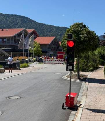 28.07.2026, Fussball Bundesliga 2026 2027, Trainingslager FC Bayern München in Rottach-Egern am Tegernsee (Bayern). Am Mannschaftshotel Parkhotel Egerner Höfe wurde eine Spur gesperrt für den parkenden Bayern-Mannschaftsbus, inklusive temporär aufgestellter Verkehrsampel. *** July 28, 2026, 2026–2027 Bundesliga season, FC Bayern Munich training camp in Rottach-Egern on Lake Tegernsee, Bavaria. At the team hotel, Parkhotel Egerner Höfe, a lane was closed for the parked Bayern team bus, including a temporarily installed traffic light.