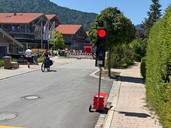 28.07.2026, Fussball Bundesliga 2026 2027, Trainingslager FC Bayern München in Rottach-Egern am Tegernsee (Bayern). Am Mannschaftshotel Parkhotel Egerner Höfe wurde eine Spur gesperrt für den parkenden Bayern-Mannschaftsbus, inklusive temporär aufgestellter Verkehrsampel. *** July 28, 2026, 2026–2027 Bundesliga season, FC Bayern Munich training camp in Rottach-Egern on Lake Tegernsee, Bavaria. At the team hotel, Parkhotel Egerner Höfe, a lane was closed for the parked Bayern team bus, including a temporarily installed traffic light.