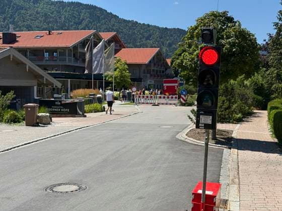 28.07.2026, Fussball Bundesliga 2026 2027, Trainingslager FC Bayern München in Rottach-Egern am Tegernsee (Bayern). Am Mannschaftshotel Parkhotel Egerner Höfe wurde eine Spur gesperrt für den parkenden Bayern-Mannschaftsbus, inklusive temporär aufgestellter Verkehrsampel. *** July 28, 2026, 2026–2027 Bundesliga season, FC Bayern Munich training camp in Rottach-Egern on Lake Tegernsee, Bavaria. At the team hotel, Parkhotel Egerner Höfe, a lane was closed for the parked Bayern team bus, including a temporarily installed traffic light.