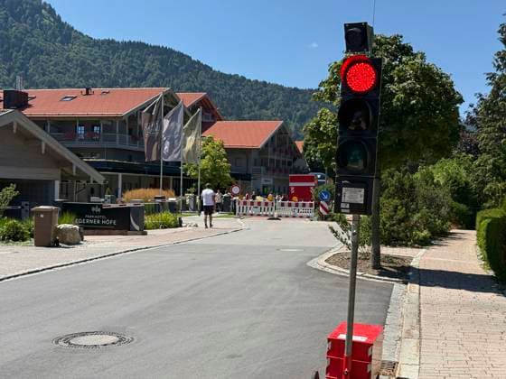 28.07.2026, Fussball Bundesliga 2026 2027, Trainingslager FC Bayern München in Rottach-Egern am Tegernsee (Bayern). Am Mannschaftshotel Parkhotel Egerner Höfe wurde eine Spur gesperrt für den parkenden Bayern-Mannschaftsbus, inklusive temporär aufgestellter Verkehrsampel. *** July 28, 2026, 2026–2027 Bundesliga season, FC Bayern Munich training camp in Rottach-Egern on Lake Tegernsee, Bavaria. At the team hotel, Parkhotel Egerner Höfe, a lane was closed for the parked Bayern team bus, including a temporarily installed traffic light.