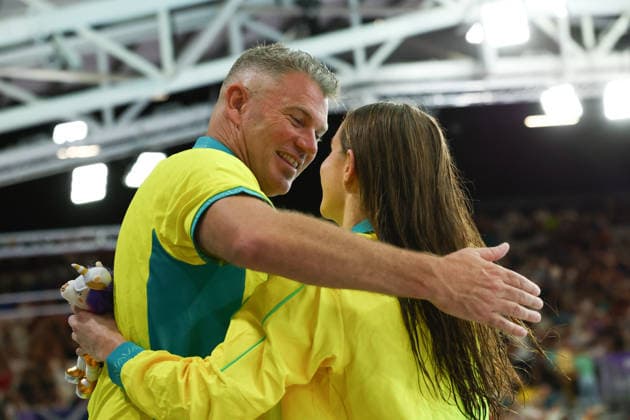 July 27, 2026, Glasgow, Scotland, Great Britain: ALEX PERKINS of Australia is hugged by her coach during the Swimming Women s 100m Butterfly Medal Ceremony of the Commonwealth Games Glasgow 2026 at the Tollcross International Swimming Centre in Glasgow, Scotland. Glasgow Great Britain - ZUMAc179 20260727_zep_c179_472 Copyright: xMickaelxChavetx