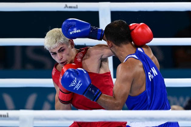COM26 BOXING, Jye Dixon (red) of Australia in action during his Quarter Final match against Md Rakib Hossain (blue) of Bangladesh during the Glasgow 2026 Commonwealth Games at SEC Centre in Glasgow, United Kingdom, Tuesday, July 28, 2026. ( NO ARCHIVING, EDITORIAL USE ONLY, AUSTRALIA ONLY Glasgow Scotland United Kingdom  Copyright: xDEANxLEWEINSx 20260728152093415444