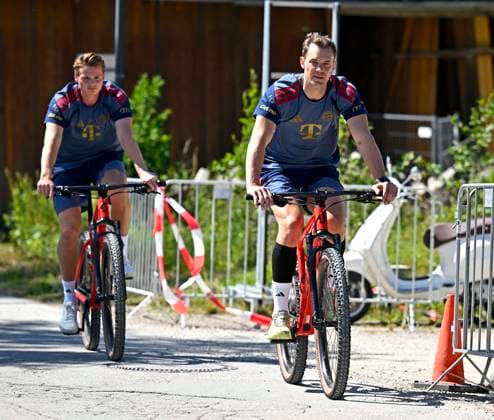 28.07.2026, Fussball Bundesliga 2026 2027, Trainingslager FC Bayern München in Rottach-Egern am Tegernsee (Bayern). v.l. Torwart Jonas Urbig (FC Bayern München) und Torwart Manuel Neuer (FC Bayern München) auf dem Fahrrad *** July 28, 2026, 2026–2027 Bundesliga, FC Bayern Munich training camp in Rottach-Egern on Lake Tegernsee, Bavaria: (from left) Goalkeeper Jonas Urbig of FC Bayern Munich and goalkeeper Manuel Neuer of FC Bayern Munich on bicycles
