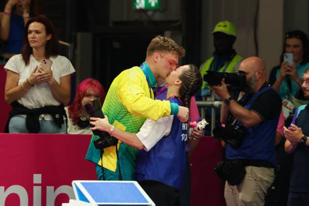 July 27, 2026, Glasgow, Scotland, Great Britain: SAM WILLIAMSON of Australia kisses his girflriend LINNEAR LINDBERG during the Swimming Men s 50m Breaststroke Medal Ceremony of the Commonwealth Games Glasgow 2026 at the Tollcross International Swimming Centre in Glasgow, Scotland. Glasgow Great Britain - ZUMAc179 20260727_zep_c179_490 Copyright: xMickaelxChavetx