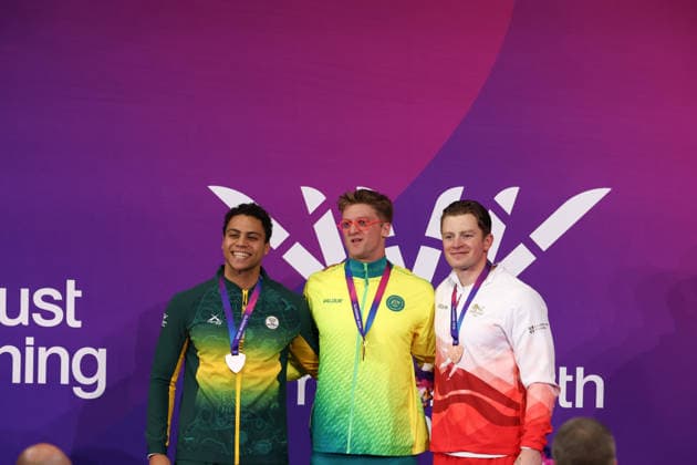 July 27, 2026, Glasgow, Scotland, Great Britain: SAM WILLIAMSON of Australia (center), MICHAEL HOULIE of South Africa (left) and ADAM RAMSAY-PEATY of England pose with the gold, silver and bronze medal during the Swimming Men s 50m Breaststroke Medal Ceremony of the Commonwealth Games Glasgow 2026 at the Tollcross International Swimming Centre in Glasgow, Scotland. Glasgow Great Britain - ZUMAc179 20260727_zep_c179_496 Copyright: xMickaelxChavetx