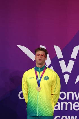 July 27, 2026, Glasgow, Scotland, Great Britain: SAM WILLIAMSON of Australia poses with the gold medal during the Swimming Men s 50m Breaststroke Medal Ceremony of the Commonwealth Games Glasgow 2026 at the Tollcross International Swimming Centre in Glasgow, Scotland. Glasgow Great Britain - ZUMAc179 20260727_zep_c179_498 Copyright: xMickaelxChavetx