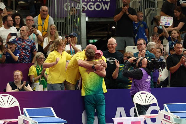 July 27, 2026, Glasgow, Scotland, Great Britain: SAM WILLIAMSON of Australia is hugged by family members during the Swimming Men s 50m Breaststroke Medal Ceremony of the Commonwealth Games Glasgow 2026 at the Tollcross International Swimming Centre in Glasgow, Scotland. Commowealth Games 2026: Swimming  - ZUMAc179 20260727_zep_c179_494 Copyright: xMickaelxChavetx