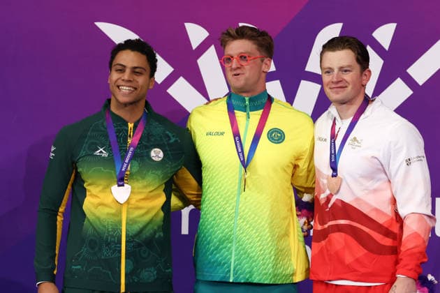July 27, 2026, Glasgow, Scotland, Great Britain: SAM WILLIAMSON of Australia (center), MICHAEL HOULIE of South Africa (left) and ADAM RAMSAY-PEATY of England pose with the gold, silver and bronze medal during the Swimming Men s 50m Breaststroke Medal Ceremony of the Commonwealth Games Glasgow 2026 at the Tollcross International Swimming Centre in Glasgow, Scotland. Commowealth Games 2026: Swimming  - ZUMAc179 20260727_zep_c179_497 Copyright: xMickaelxChavetx